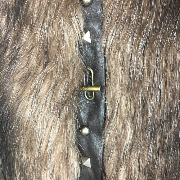 BB Dakota Gold Metal Studs Faux Leather Brown Faux Fur Vest Pockets Small NWT - Picture 3 of 16